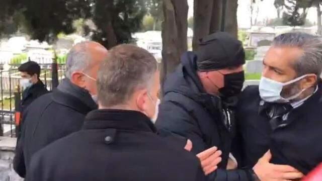 Edirnekapı Şehitliği'nde İmamoğlu'na tepki gösteren şahıs konuştu: Samimiyetsizliği gördüğüm için yaptım Edirnekapı Şehitliği'nde İmamoğlu'na tepki gösteren şahıs konuştu: Samimiyetsizliği gördüğüm için yaptım