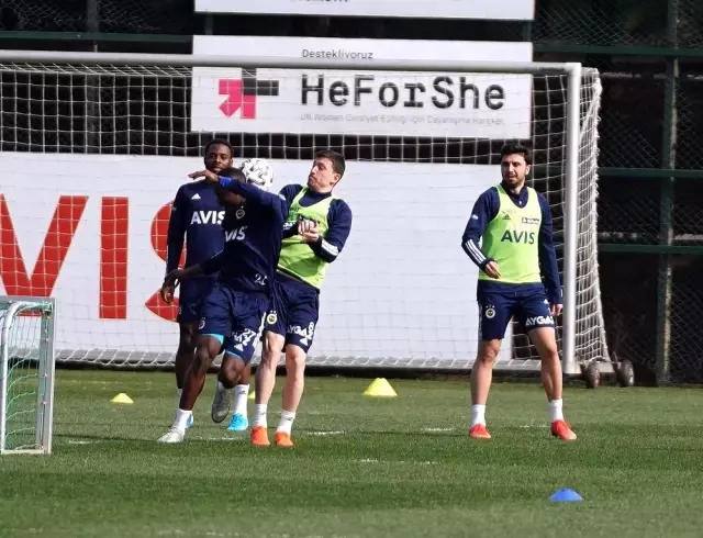 Fenerbahçe, Beşiktaş derbisi hazırlıklarını sürdürdü Fenerbahçe, Beşiktaş derbisi hazırlıklarını sürdürdü