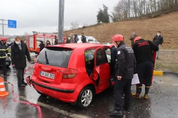 ZONGULDAK Hafif ticari araç ile otomobil çarpıştı: 5 yaralı