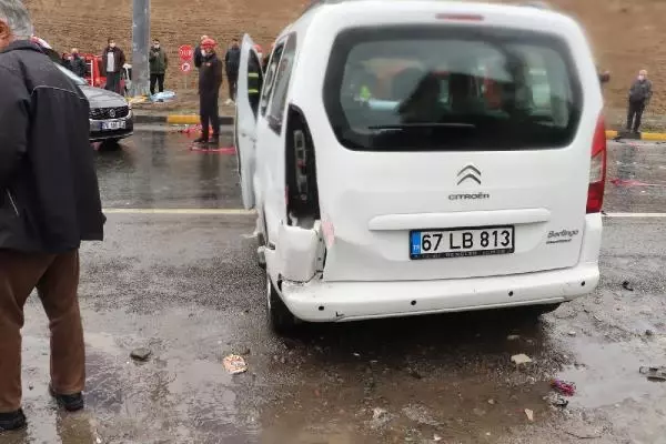 ZONGULDAK Hafif ticari araç ile otomobil çarpıştı: 5 yaralı