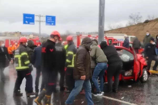 ZONGULDAK Hafif ticari araç ile otomobil çarpıştı: 5 yaralı