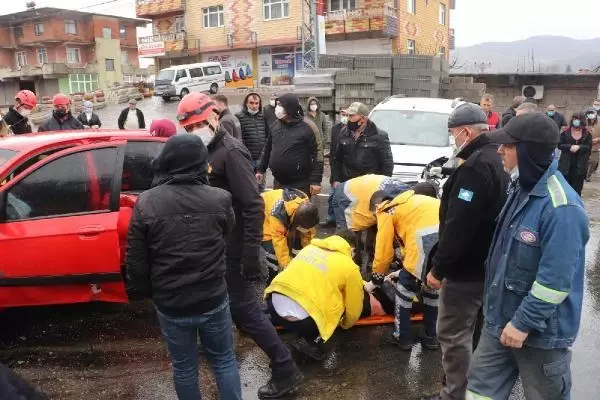 ZONGULDAK Hafif ticari araç ile otomobil çarpıştı: 5 yaralı