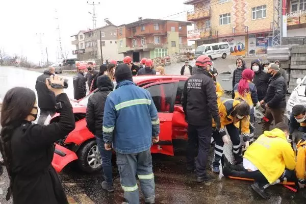 ZONGULDAK Hafif ticari araç ile otomobil çarpıştı: 5 yaralı