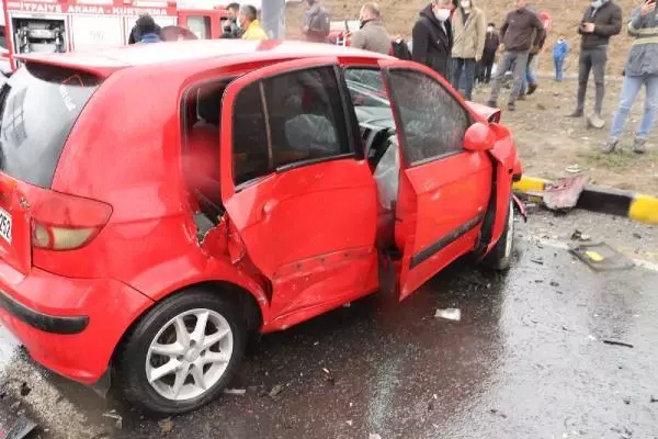 ZONGULDAK Hafif ticari araç ile otomobil çarpıştı: 5 yaralı