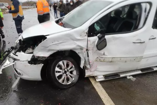 ZONGULDAK Hafif ticari araç ile otomobil çarpıştı: 5 yaralı