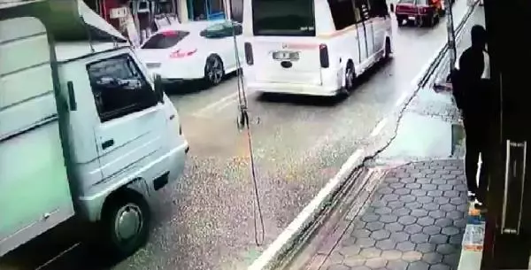 ADANA Hatalı sollama yapan sürücünün kediyi ezdiği anlar kamerada