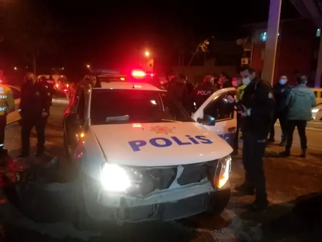 İzmir'de iki ayrı trafik kazası: 2'si polis 4 yaralı İzmir'de iki ayrı trafik kazası: 2'si polis 4 yaralı