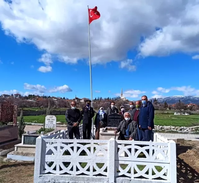 Son dakika... Jandarma, şehit öğretmen Kaynar'ın 24 yıllık mezarını yeniledi Son dakika... Jandarma, şehit öğretmen Kaynar'ın 24 yıllık mezarını yeniledi