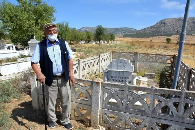 Son dakika... Jandarma, şehit öğretmen Kaynar'ın 24 yıllık mezarını yeniledi Son dakika... Jandarma, şehit öğretmen Kaynar'ın 24 yıllık mezarını yeniledi