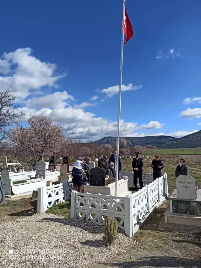 Son dakika... Jandarma, şehit öğretmen Kaynar'ın 24 yıllık mezarını yeniledi Son dakika... Jandarma, şehit öğretmen Kaynar'ın 24 yıllık mezarını yeniledi