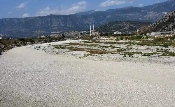 Kuruyan Demre Çayı, son yağışlarla yeniden canlandı Kuruyan Demre Çayı, son yağışlarla yeniden canlandı