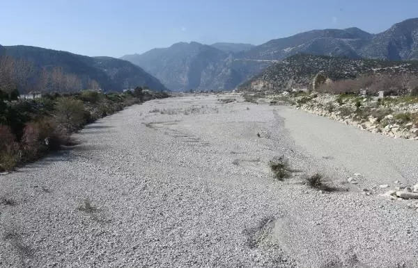 Kuruyan Demre Çayı, son yağışlarla yeniden canlandı Kuruyan Demre Çayı, son yağışlarla yeniden canlandı