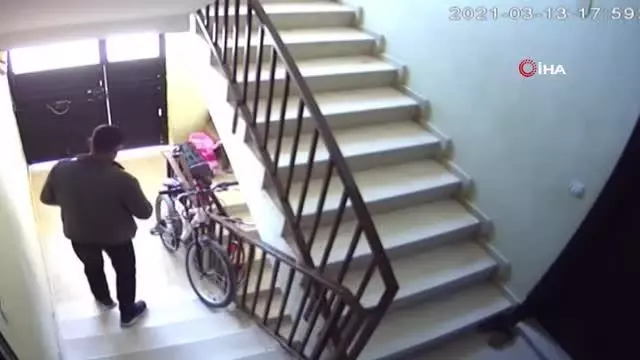 Son dakika haberi | Osmaniye'de bebek arabasını çalan şahıs önce kameralara sonra polise yakalandı Son dakika haberi | Osmaniye'de bebek arabasını çalan şahıs önce kameralara sonra polise yakalandı