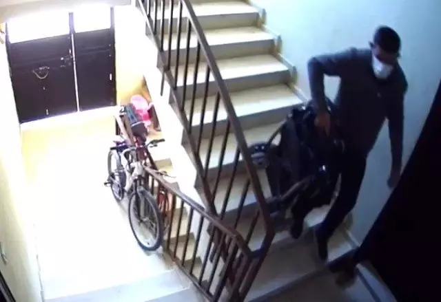 Son dakika haberi | Osmaniye'de bebek arabasını çalan şahıs önce kameralara sonra polise yakalandı Son dakika haberi | Osmaniye'de bebek arabasını çalan şahıs önce kameralara sonra polise yakalandı