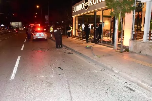 Park halindeki 2 araca çarpıp, kendi aracındaki 2 yaralıyı terk edip kaçtı: 3 yaralı Park halindeki 2 araca çarpıp, kendi aracındaki 2 yaralıyı terk edip kaçtı: 3 yaralı