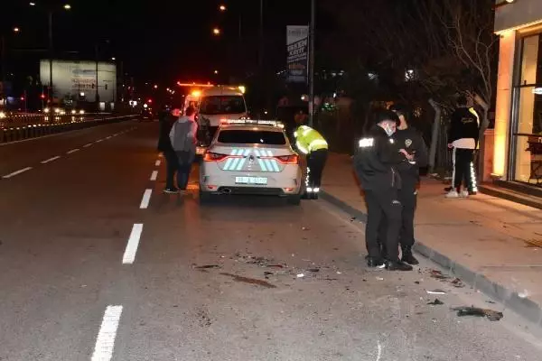 Park halindeki 2 araca çarpıp, kendi aracındaki 2 yaralıyı terk edip kaçtı: 3 yaralı Park halindeki 2 araca çarpıp, kendi aracındaki 2 yaralıyı terk edip kaçtı: 3 yaralı