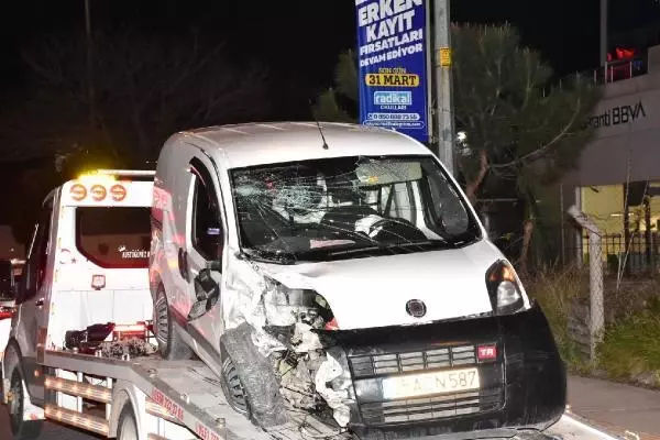 Park halindeki 2 araca çarpıp, kendi aracındaki 2 yaralıyı terk edip kaçtı: 3 yaralı Park halindeki 2 araca çarpıp, kendi aracındaki 2 yaralıyı terk edip kaçtı: 3 yaralı