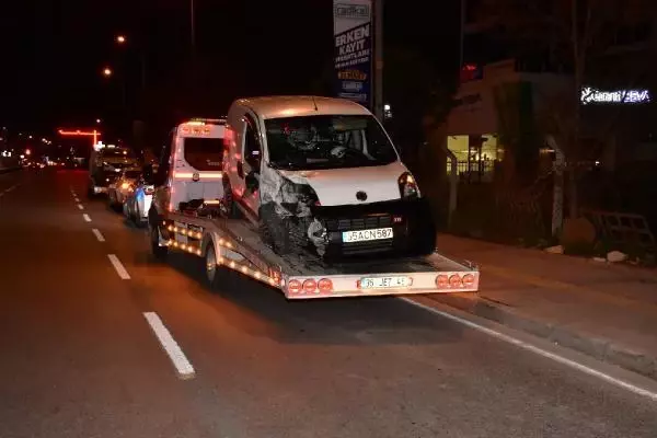 Park halindeki 2 araca çarpıp, kendi aracındaki 2 yaralıyı terk edip kaçtı: 3 yaralı Park halindeki 2 araca çarpıp, kendi aracındaki 2 yaralıyı terk edip kaçtı: 3 yaralı