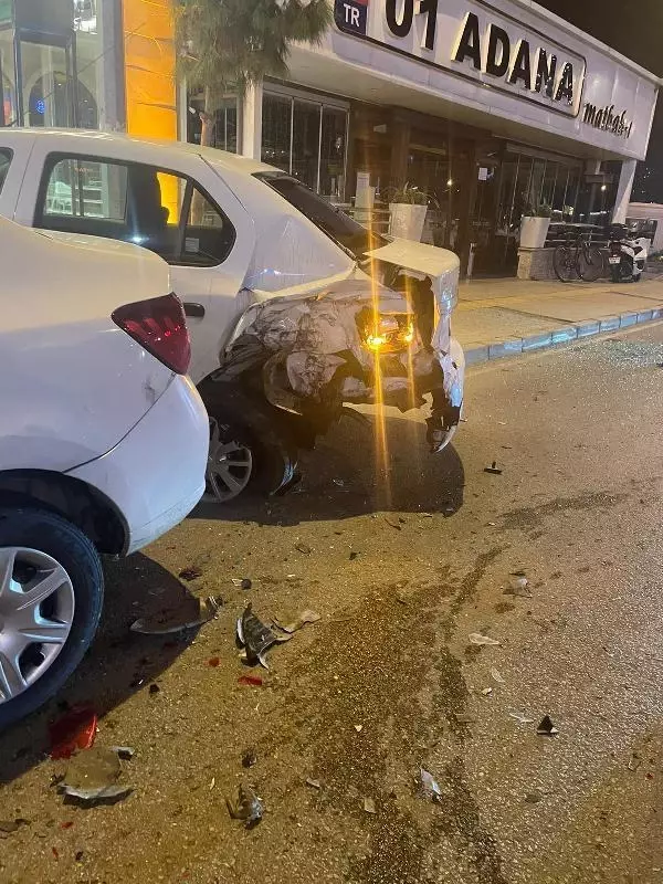 Park halindeki 2 araca çarpıp, kendi aracındaki 2 yaralıyı terk edip kaçtı: 3 yaralı Park halindeki 2 araca çarpıp, kendi aracındaki 2 yaralıyı terk edip kaçtı: 3 yaralı