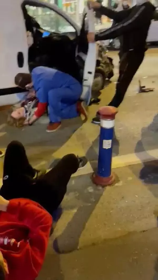 Park halindeki 2 araca çarpıp, kendi aracındaki 2 yaralıyı terk edip kaçtı: 3 yaralı Park halindeki 2 araca çarpıp, kendi aracındaki 2 yaralıyı terk edip kaçtı: 3 yaralı