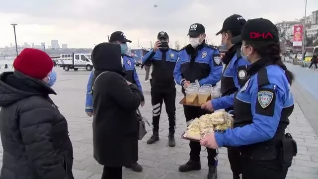 ÜSKÜDAR MEYDANI'NDA ÇANAKKALE CEPHESİNİN MENÜSÜNÜ DAĞITTILAR ÜSKÜDAR MEYDANI'NDA ÇANAKKALE CEPHESİNİN MENÜSÜNÜ DAĞITTILAR