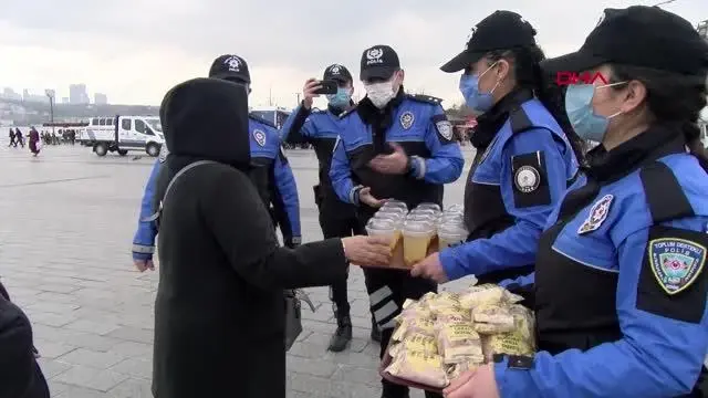ÜSKÜDAR MEYDANI'NDA ÇANAKKALE CEPHESİNİN MENÜSÜNÜ DAĞITTILAR ÜSKÜDAR MEYDANI'NDA ÇANAKKALE CEPHESİNİN MENÜSÜNÜ DAĞITTILAR