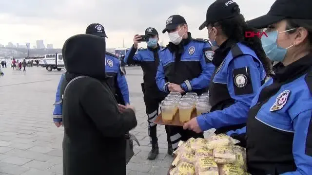ÜSKÜDAR MEYDANI'NDA ÇANAKKALE CEPHESİNİN MENÜSÜNÜ DAĞITTILAR ÜSKÜDAR MEYDANI'NDA ÇANAKKALE CEPHESİNİN MENÜSÜNÜ DAĞITTILAR
