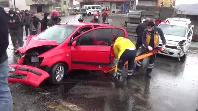 ZONGULDAK Hafif ticari araç ile otomobil çarpıştı: 5 yaralı ZONGULDAK Hafif ticari araç ile otomobil çarpıştı: 5 yaralı