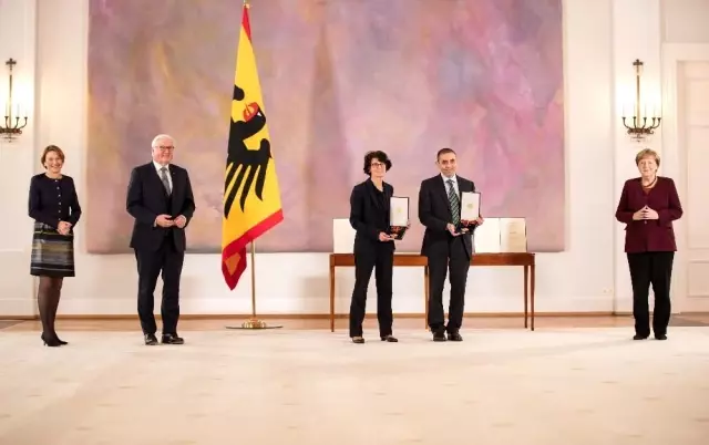 - Almanya Cumhurbaşkanı'ndan, Uğur Şahin ve Özlem Türeci'ye Liyakat Nişanı- Almanya Cumhurbaşkanı Steinmeier: 'Geliştirdiğiniz bu aşı insanlığa bir... - Almanya Cumhurbaşkanı'ndan, Uğur Şahin ve Özlem Türeci'ye Liyakat Nişanı- Almanya Cumhurbaşkanı Steinmeier: 'Geliştirdiğiniz bu aşı insanlığa bir...