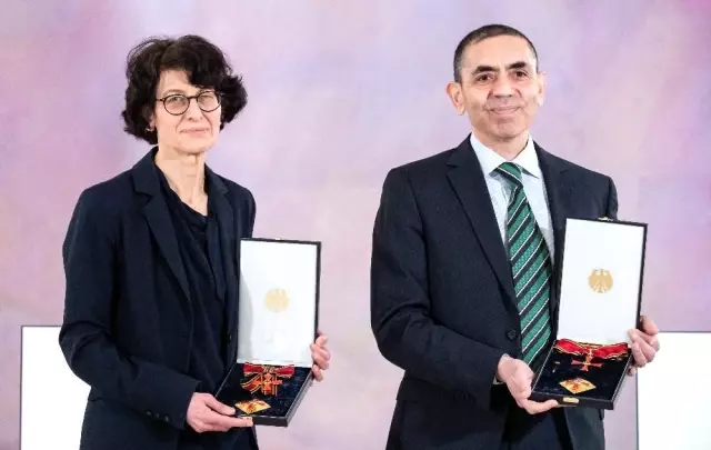 - Almanya Cumhurbaşkanı'ndan, Uğur Şahin ve Özlem Türeci'ye Liyakat Nişanı- Almanya Cumhurbaşkanı Steinmeier: 'Geliştirdiğiniz bu aşı insanlığa bir... - Almanya Cumhurbaşkanı'ndan, Uğur Şahin ve Özlem Türeci'ye Liyakat Nişanı- Almanya Cumhurbaşkanı Steinmeier: 'Geliştirdiğiniz bu aşı insanlığa bir...