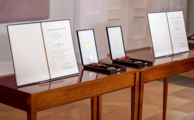 - Almanya Cumhurbaşkanı'ndan, Uğur Şahin ve Özlem Türeci'ye Liyakat Nişanı- Almanya Cumhurbaşkanı Steinmeier: 'Geliştirdiğiniz bu aşı insanlığa bir... - Almanya Cumhurbaşkanı'ndan, Uğur Şahin ve Özlem Türeci'ye Liyakat Nişanı- Almanya Cumhurbaşkanı Steinmeier: 'Geliştirdiğiniz bu aşı insanlığa bir...