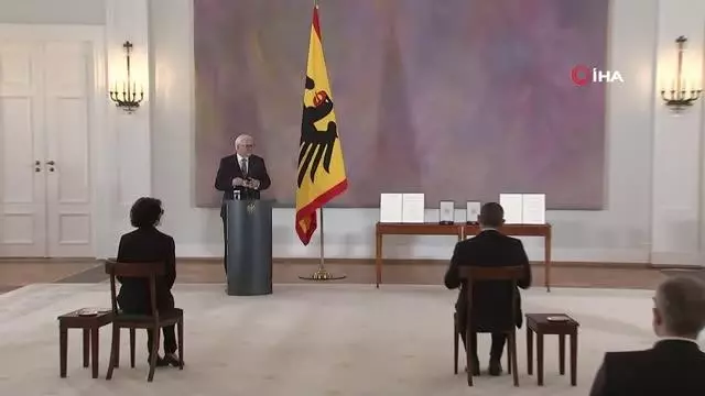 - Almanya Cumhurbaşkanı'ndan, Uğur Şahin ve Özlem Türeci'ye Liyakat Nişanı- Almanya Cumhurbaşkanı Steinmeier: 'Geliştirdiğiniz bu aşı insanlığa bir... - Almanya Cumhurbaşkanı'ndan, Uğur Şahin ve Özlem Türeci'ye Liyakat Nişanı- Almanya Cumhurbaşkanı Steinmeier: 'Geliştirdiğiniz bu aşı insanlığa bir...