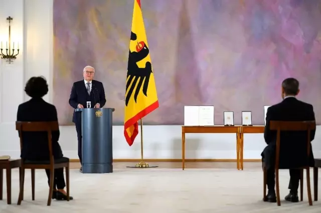 - Almanya Cumhurbaşkanı'ndan, Uğur Şahin ve Özlem Türeci'ye Liyakat Nişanı- Almanya Cumhurbaşkanı Steinmeier: 'Geliştirdiğiniz bu aşı insanlığa bir... - Almanya Cumhurbaşkanı'ndan, Uğur Şahin ve Özlem Türeci'ye Liyakat Nişanı- Almanya Cumhurbaşkanı Steinmeier: 'Geliştirdiğiniz bu aşı insanlığa bir...