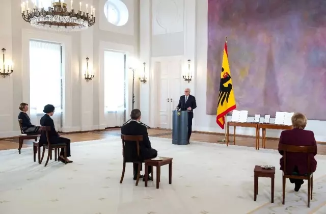 - Almanya Cumhurbaşkanı'ndan, Uğur Şahin ve Özlem Türeci'ye Liyakat Nişanı- Almanya Cumhurbaşkanı Steinmeier: 'Geliştirdiğiniz bu aşı insanlığa bir... - Almanya Cumhurbaşkanı'ndan, Uğur Şahin ve Özlem Türeci'ye Liyakat Nişanı- Almanya Cumhurbaşkanı Steinmeier: 'Geliştirdiğiniz bu aşı insanlığa bir...