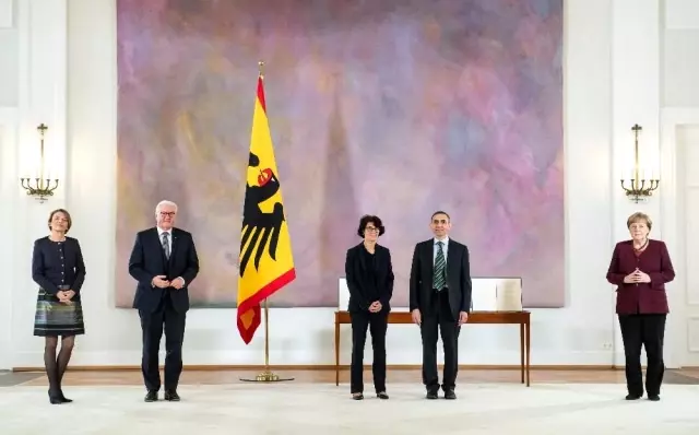 - Almanya Cumhurbaşkanı'ndan, Uğur Şahin ve Özlem Türeci'ye Liyakat Nişanı- Almanya Cumhurbaşkanı Steinmeier: 'Geliştirdiğiniz bu aşı insanlığa bir... - Almanya Cumhurbaşkanı'ndan, Uğur Şahin ve Özlem Türeci'ye Liyakat Nişanı- Almanya Cumhurbaşkanı Steinmeier: 'Geliştirdiğiniz bu aşı insanlığa bir...