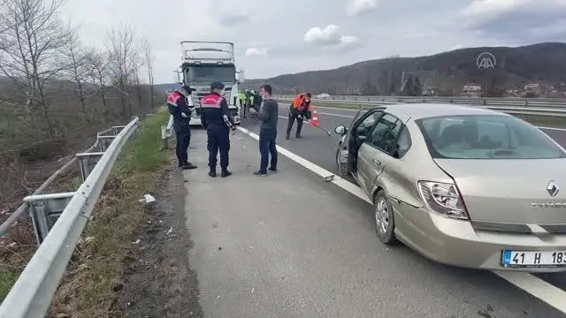 Son dakika! Anadolu Otoyolu'nda kaza yapan otomobildeki anne-kız yaralandı Son dakika! Anadolu Otoyolu'nda kaza yapan otomobildeki anne-kız yaralandı
