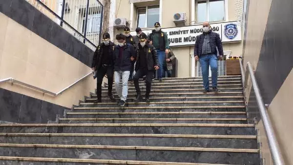 BAĞCILAR'DA SİLAHLI SOYGUNCU KUYUMCU DA SİLAH ÇIKARINCA BÖYLE KAÇTI