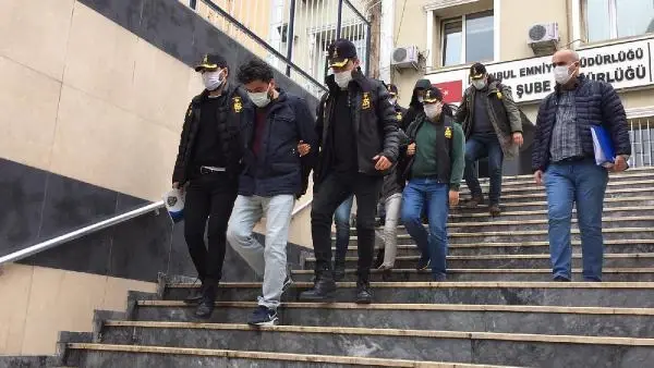 BAĞCILAR'DA SİLAHLI SOYGUNCU KUYUMCU DA SİLAH ÇIKARINCA BÖYLE KAÇTI
