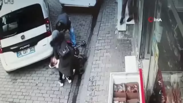 Bağcılarda yürekler ağıza geldi...Kayan bebek arabasındaki bebeğin ezilmekten kurtulduğu anlar kamerada Bağcılarda yürekler ağıza geldi...Kayan bebek arabasındaki bebeğin ezilmekten kurtulduğu anlar kamerada
