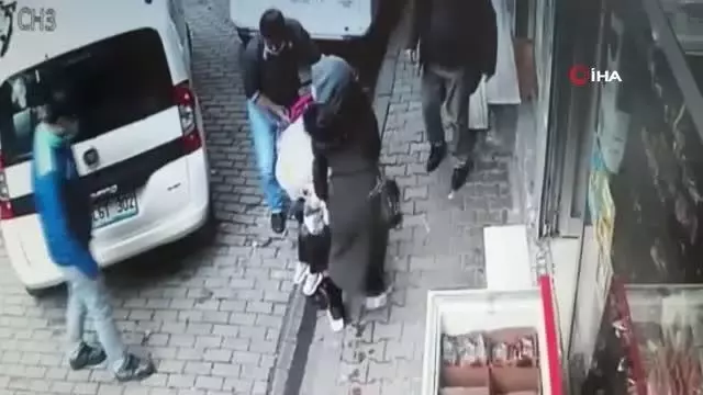 Bağcılarda yürekler ağıza geldi...Kayan bebek arabasındaki bebeğin ezilmekten kurtulduğu anlar kamerada