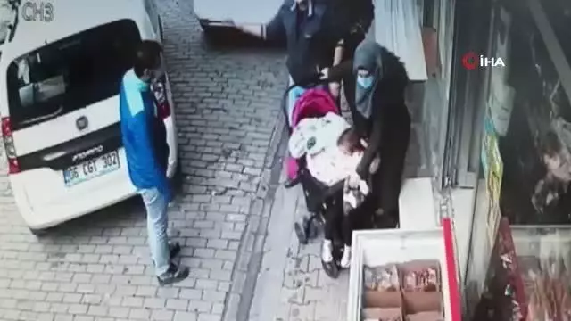 Bağcılarda yürekler ağıza geldi...Kayan bebek arabasındaki bebeğin ezilmekten kurtulduğu anlar kamerada