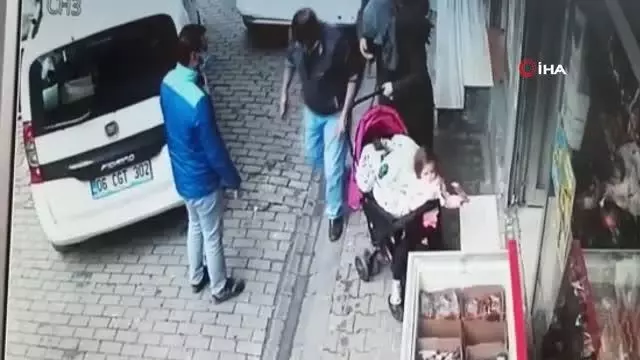 Bağcılarda yürekler ağıza geldi...Kayan bebek arabasındaki bebeğin ezilmekten kurtulduğu anlar kamerada
