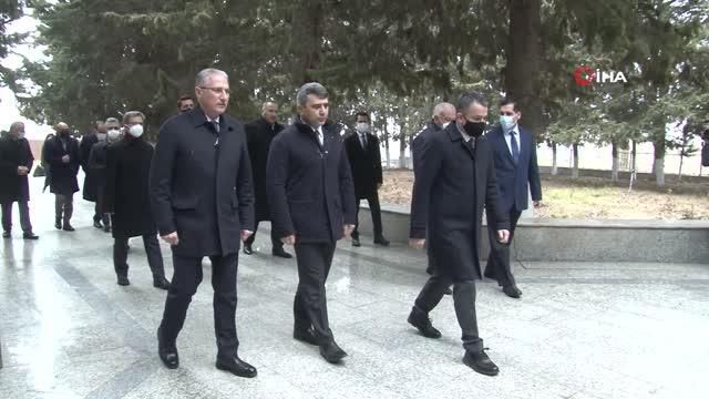 - Bakan Pakdemirli, Karabağ'da- Tarım ve Orman Bakanı Bekir Pakdemirli, Fuzuli'de Ermenilerin yakıp yıktıkları yerleşim yerlerinde incelemelerde...