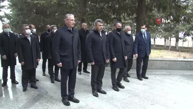 - Bakan Pakdemirli, Karabağ'da- Tarım ve Orman Bakanı Bekir Pakdemirli, Fuzuli'de Ermenilerin yakıp yıktıkları yerleşim yerlerinde incelemelerde...