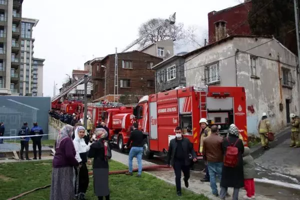 Beyoğlu'nda ahşap bina alev alev yandı