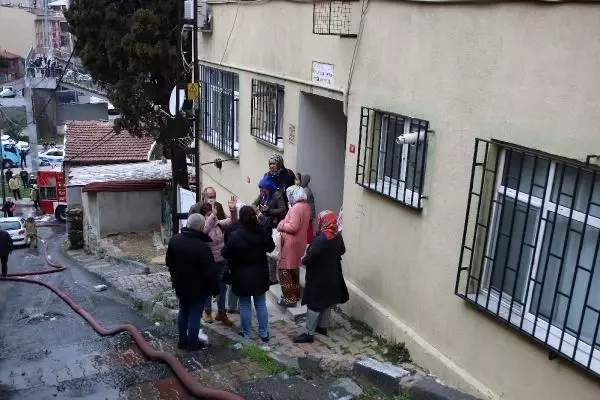 Beyoğlu'nda ahşap bina alev alev yandı
