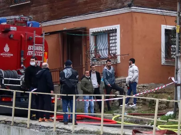 Beyoğlu'nda ahşap bina alev alev yandı