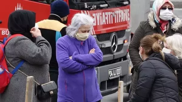 Beyoğlu'nda ahşap bina alev alev yandı