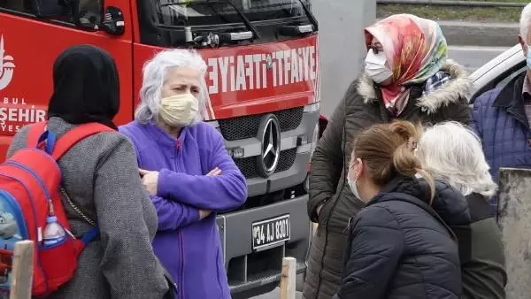 Beyoğlu'nda ahşap bina alev alev yandı