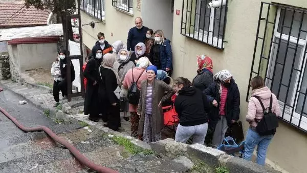 Beyoğlu'nda ahşap bina alev alev yandı